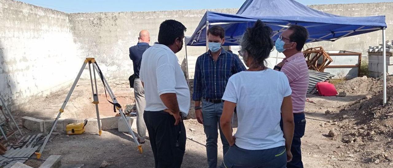 El alcalde de Cabra, Fernando Priego, durante su visita a las fosas que se están exhumando.