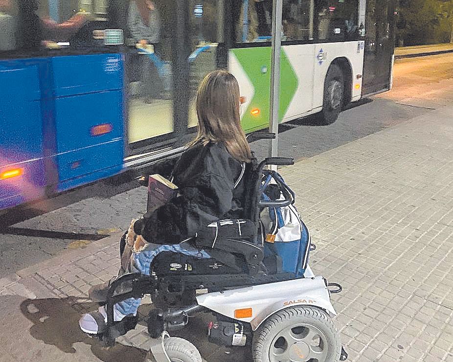 El bus ha dejado en la calle a Yaiza dos veces durante esta semana