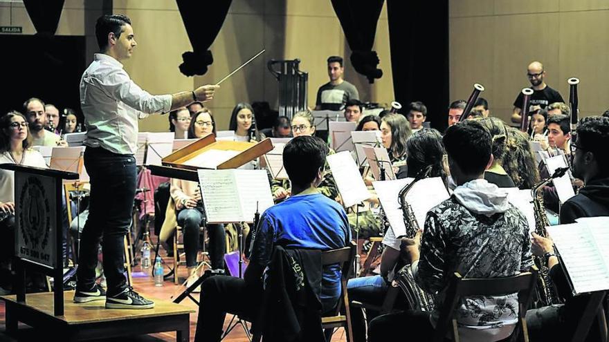 Los directores de banda, con Vilaplana, en Meaño.  // Iñaki Abella