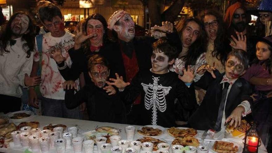 Los &quot;zombis&quot; dando buena cuenta de unos pinchos de muerte. // S.Á.