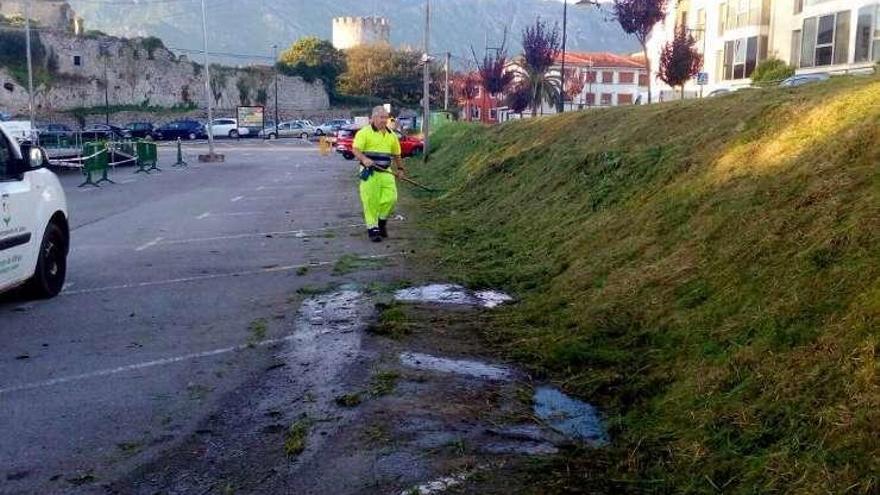 Labores de limpieza en el aparcamiento del Sablón.