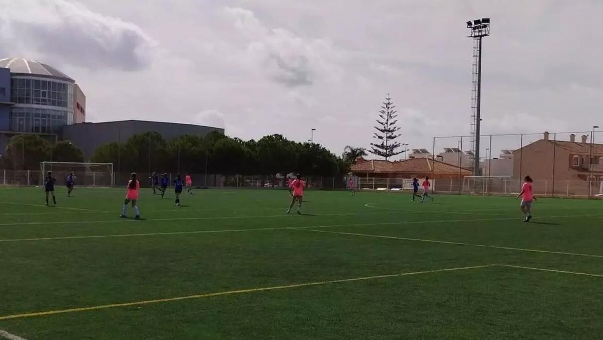 Un partido de fútbol femenino del Santiago de la Ribera, en una imagen de su Facebook.