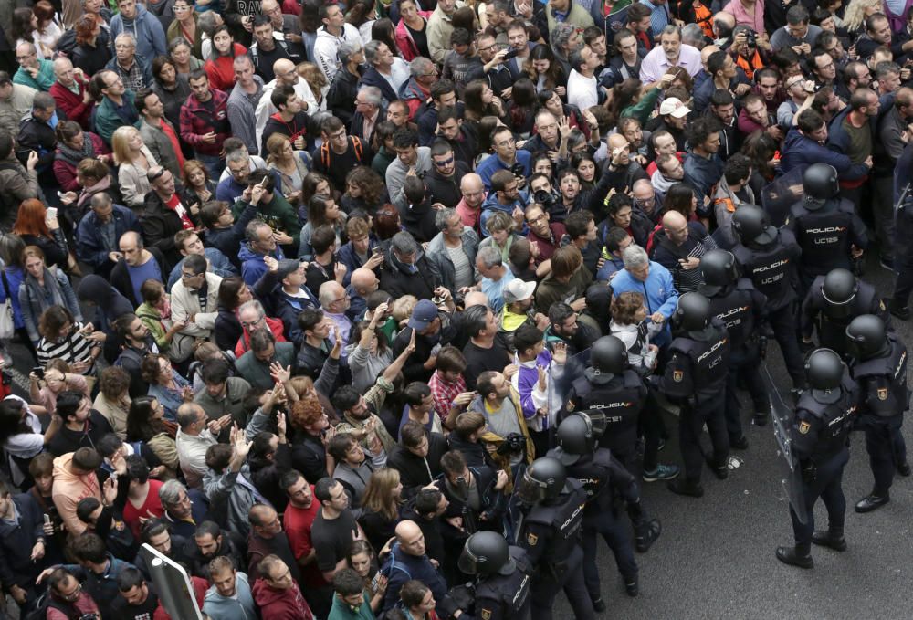 Agentes antidisturbios de la Policía Nacional forman un cordón de seguridad.