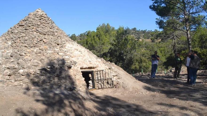 El pozo de la nieve de la Sierra del Carche luce su imagen original tras la restauración.