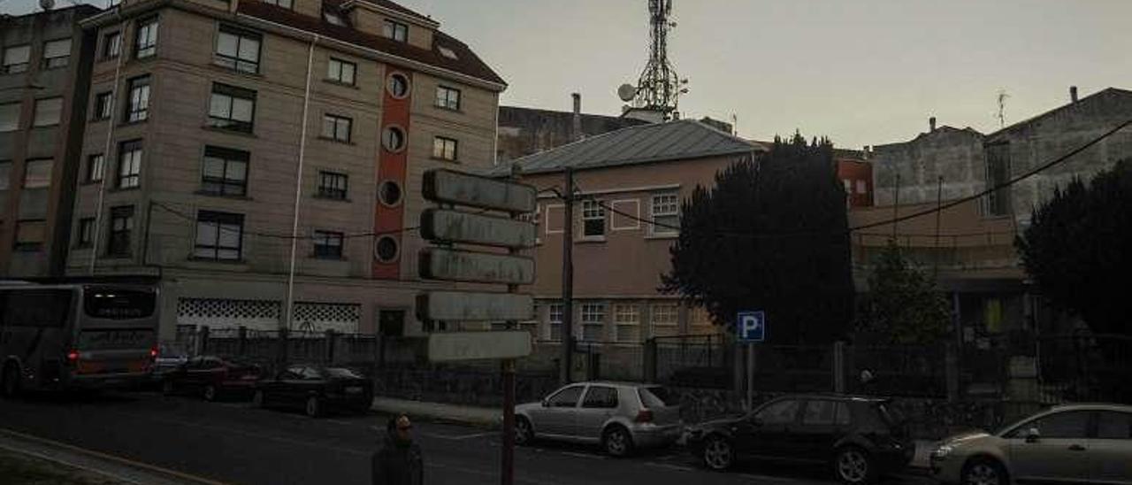 Una antena telefónica ubicada en el centro de Vilagarcía. // Iñaki Abella