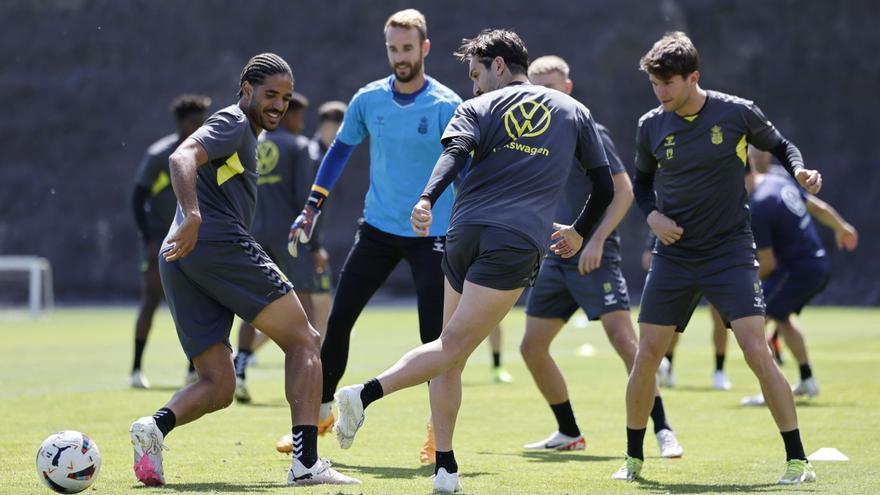 José Campaña (centro) golpea el balón de espuela en un rondo durante un entrenamiento de la UD Las Palmas en Barranco Seco.