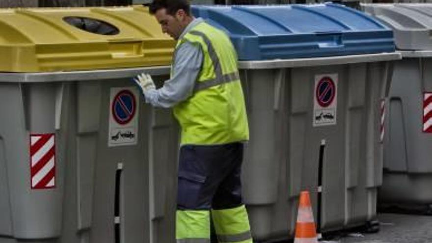 Contenedores de reciclaje, en el centro de Elche.