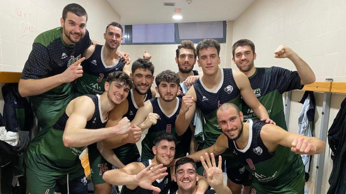 Los jugadores del UCB celebran la victoria en Melilla.