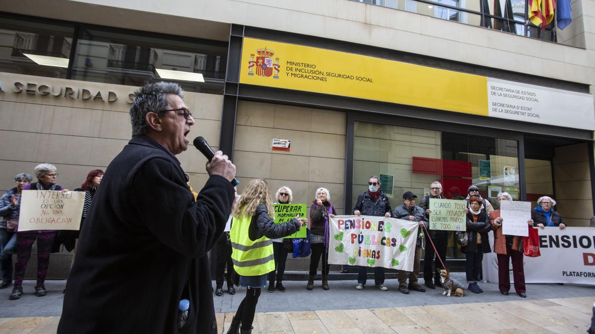 Un momento de la protesta de pensionistas el viernes frente a las oficinas de la Seguridad Social en Alicante.