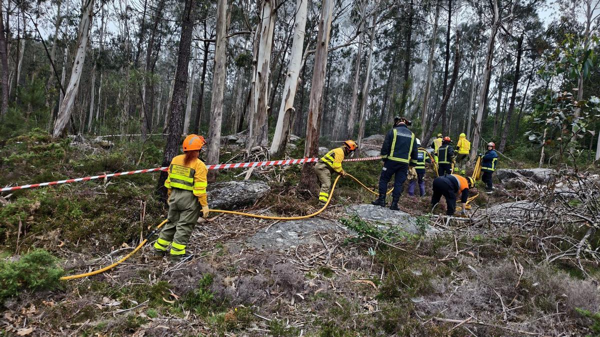 Voluntarios de Protección Civil de toda Galicia se forman contra el fuego en Domaio Voluntarios de Protección Civil de toda Galicia se forman contra el fuego en Domaio