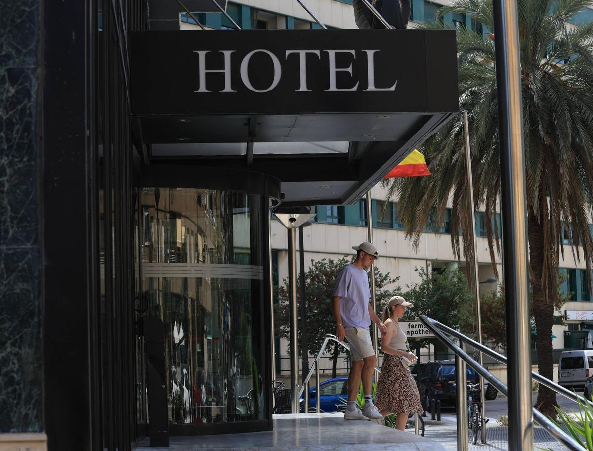 Imagen de archivo de turistas saliendo de un hotel en Valencia.