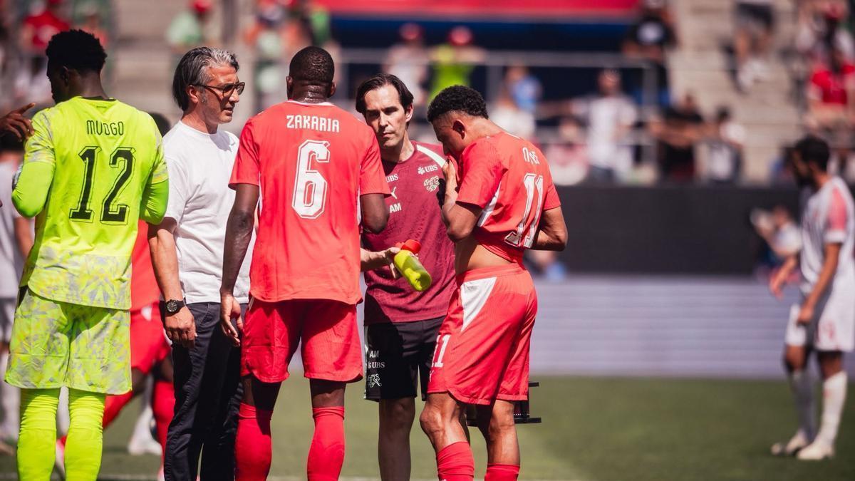 Molina habla con dos jugadores helvéticos durante el estreno mundialista contra Catar.