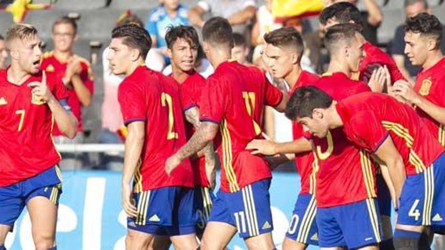 Los futbolistas españoles felicitan a Munir por un gol.