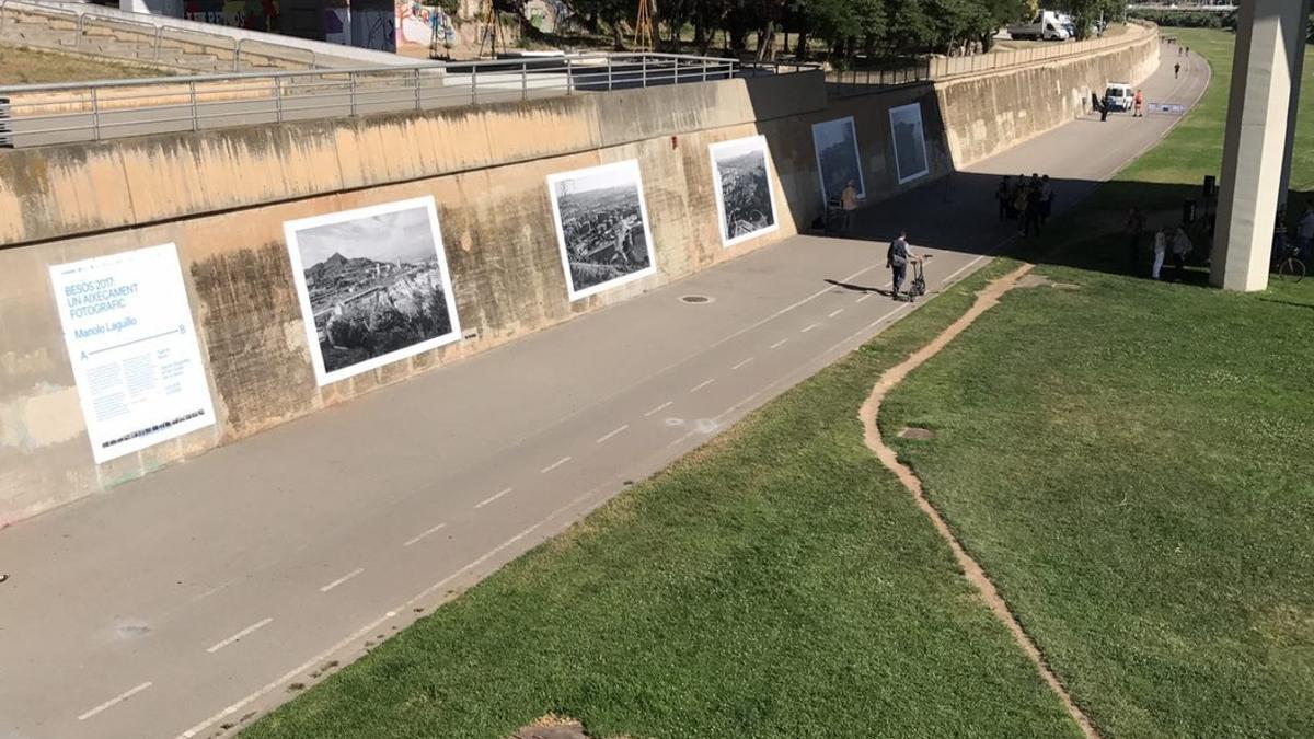 Exposición fotográfica sobre el Besòs a la pasarela del Puente del Molinet, en Santa Coloma de Gramenet.