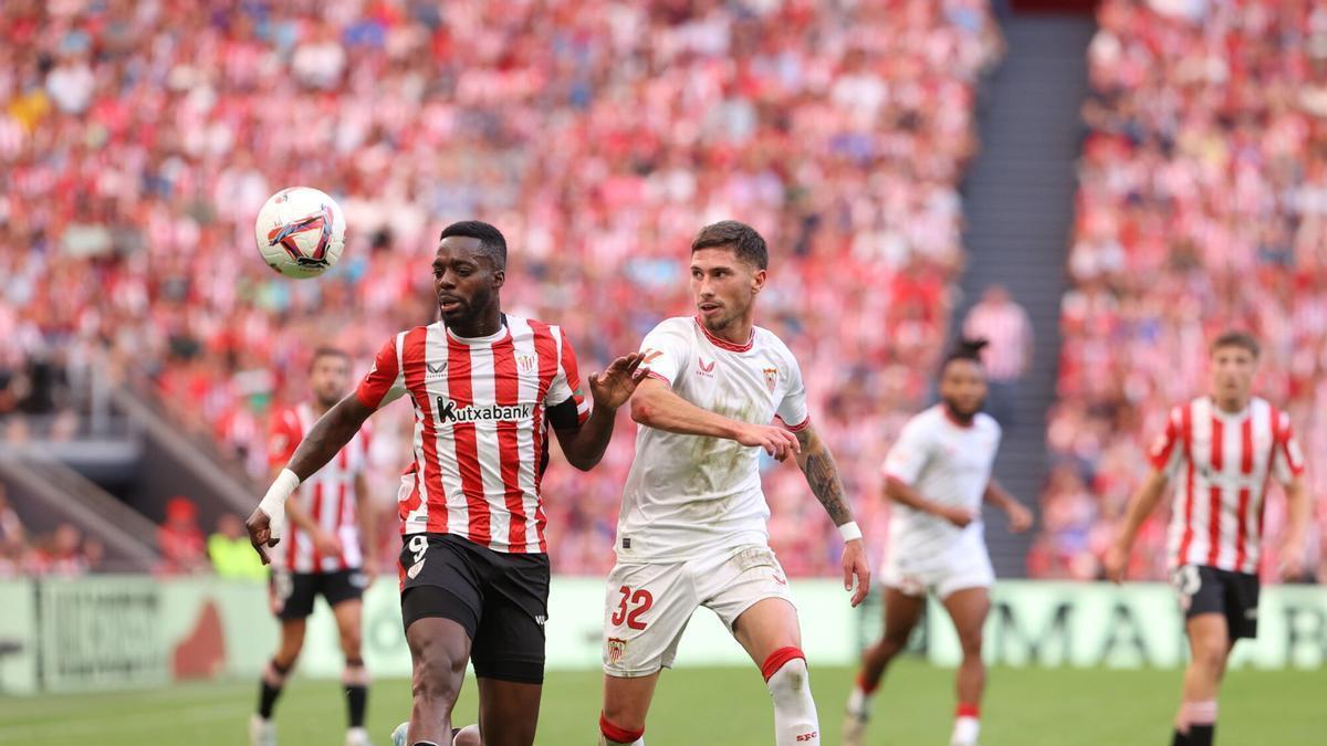 Iñaki Williams y Carmona pugnan por un balón en un Athletic Club-Sevilla FC de Liga en San Mamés