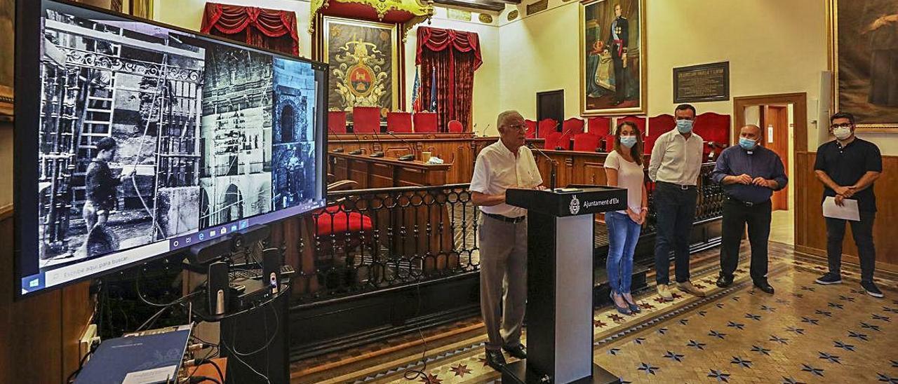 Un instante de la presentación en el Ayuntamiento de Elche, ayer, de la serie impulsada por el Patronato del Misteri.