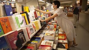 Preparativos para la ’diada’ veraniega en la librería Laie, en Barcelona.