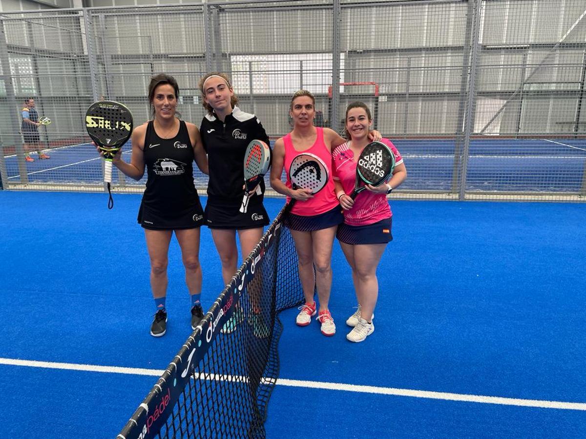 Dos jugadoras del Ternera de Aliste posan con sus rivales.