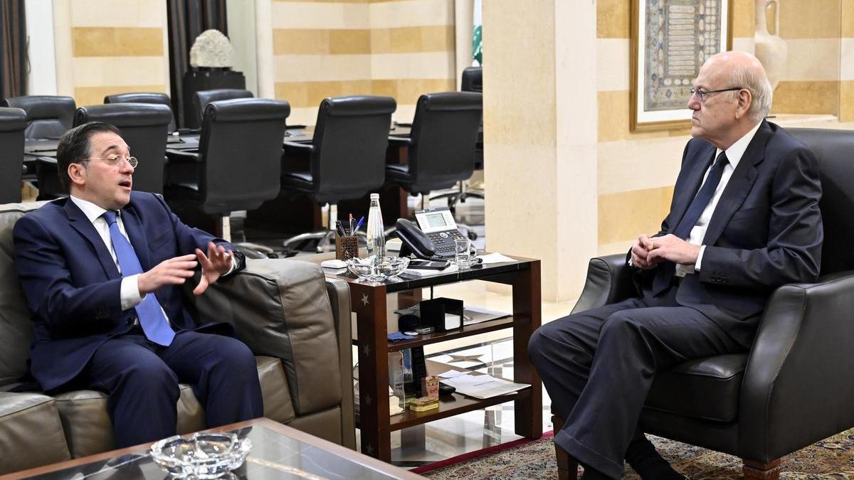 El ministro de Exteriores, José Manuel Albares, conversa con el primer ministro libanés, Najib Mikati, este martes en Beirut.