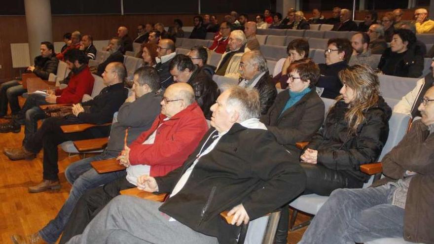 La reunión con los vecinos se celebró anoche en el salón de plenos. // Santos Álvarez