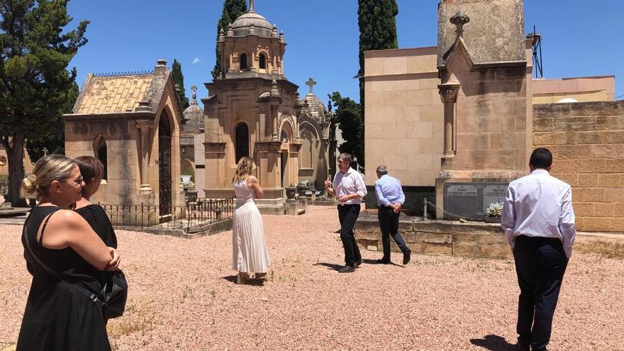 Familiares, arquitecto y miembros del Ayuntamiento, reunidos en el cementerio de Alcoy.