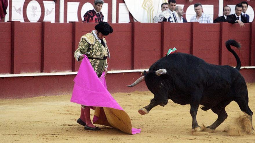 Morante de la Puebla da un pase con el capote a uno de sus astados.