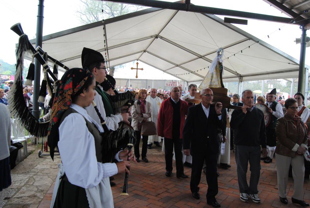 Cientos de personas festejan y ovacionan a la Virgen de la Cabeza en Meres