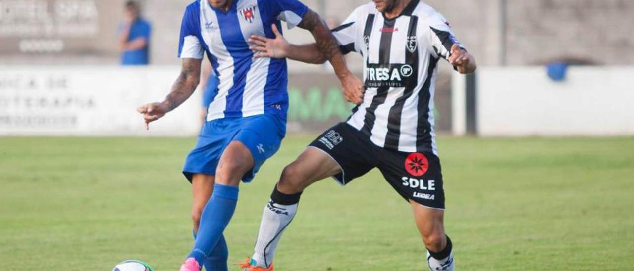 Adrián Llano presiona a un jugador del Izarra.