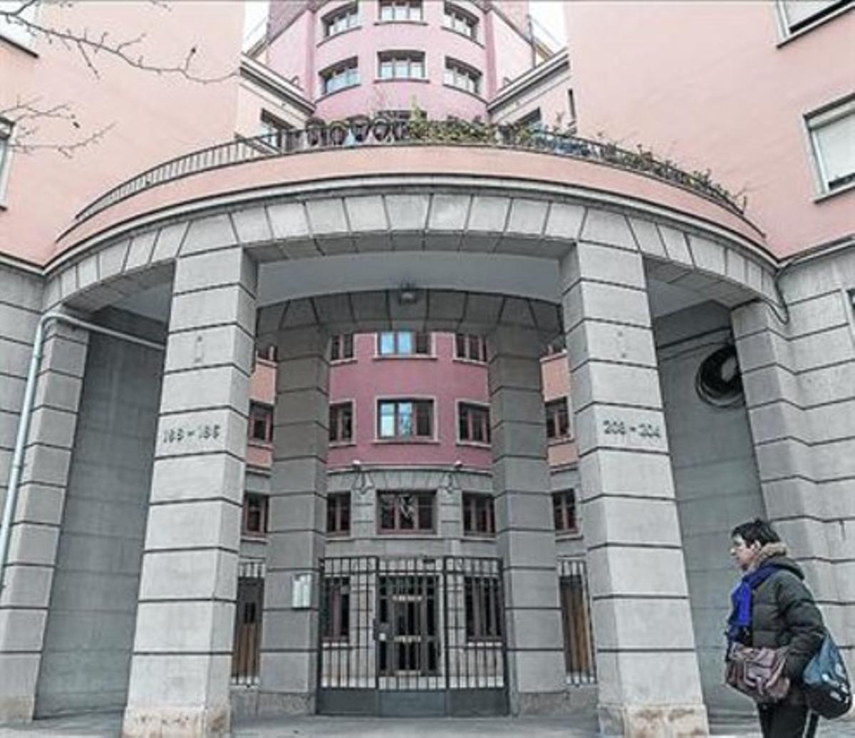 Imponente 8 Entrada al edificio de viviendas de Agricultura, 217.