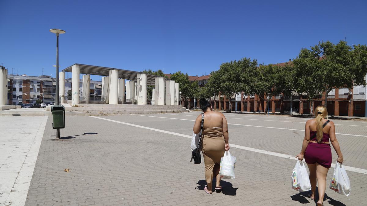 Plaza dura de hormigón sin sombras, en Córdoba