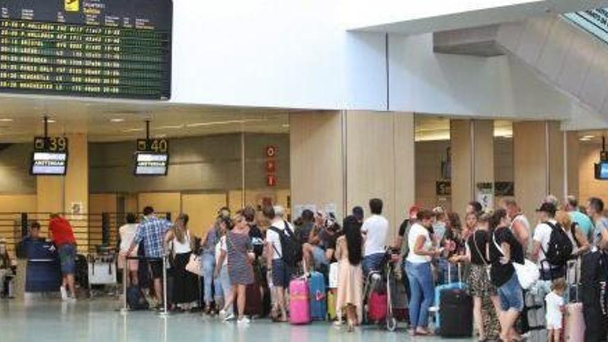 Pasajeros en la terminal de es Codolar.