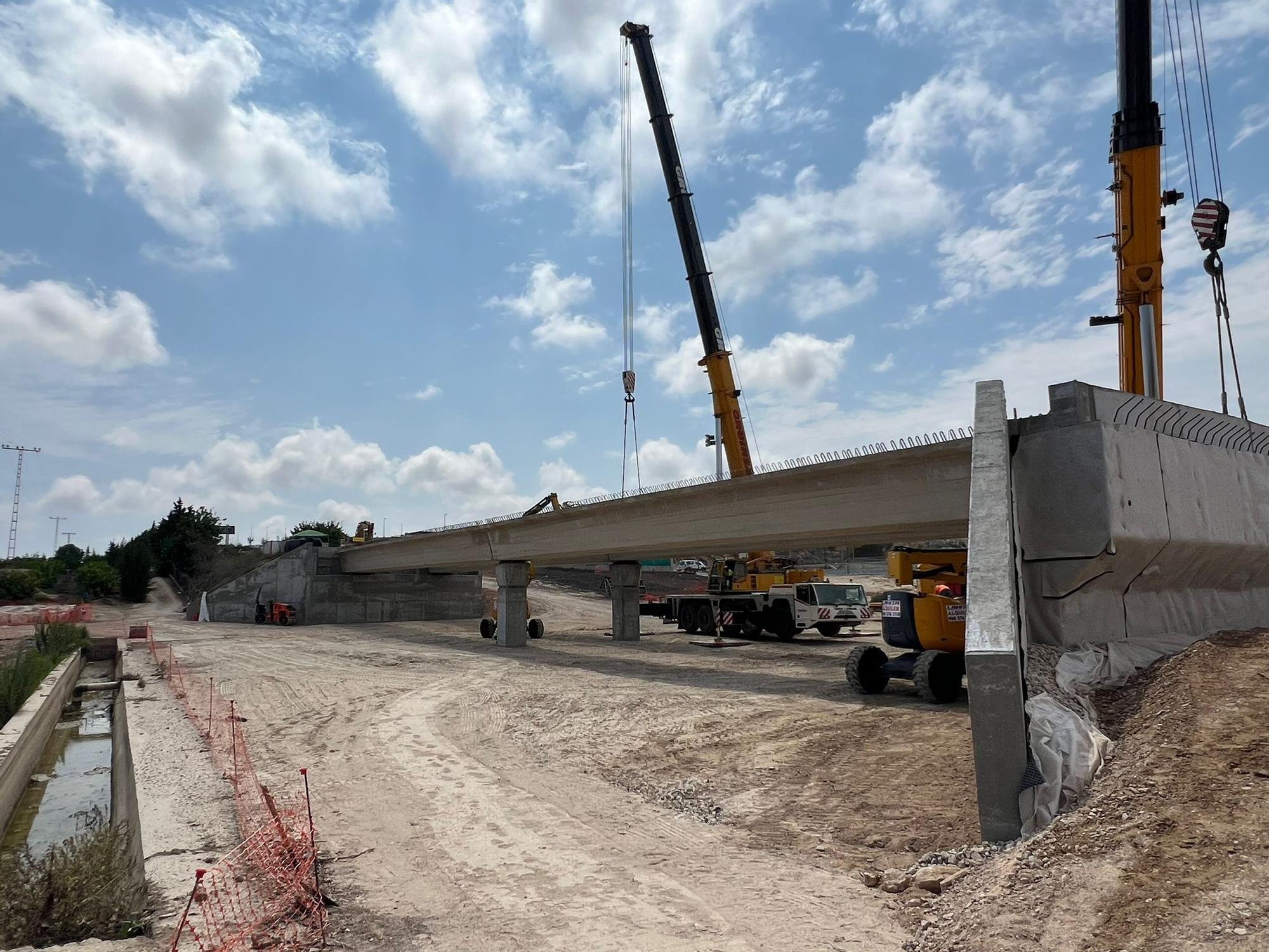 Ya faltal menos para completar el nuevo puente sobre la CV-95 en San Miguel de Salinas