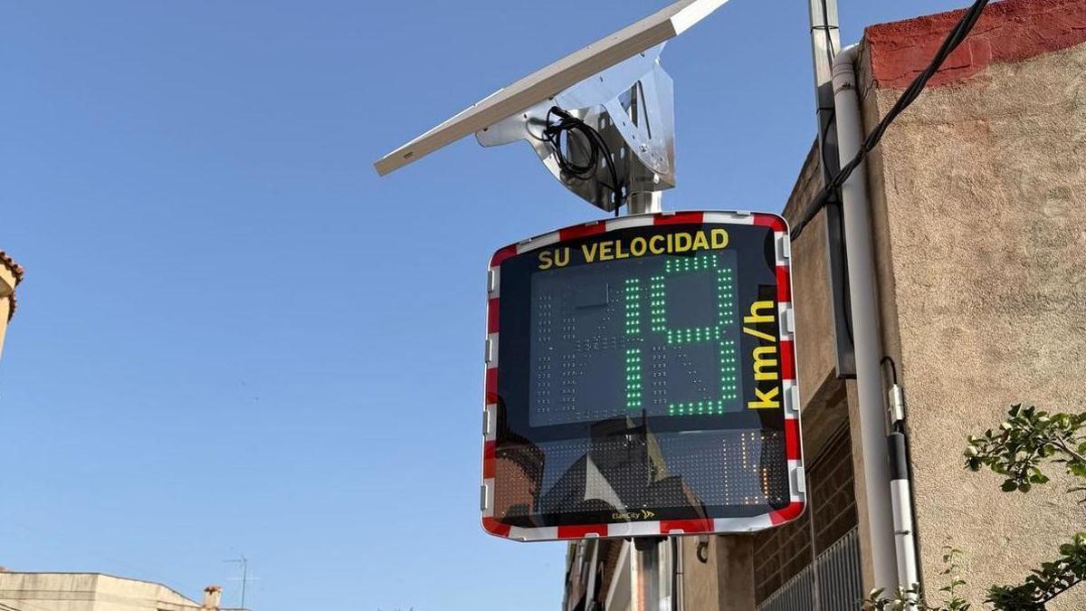 Las pantallas del radar pedagógico tienen por objetivo informar del exceso de velocidad en la localidad de Alcalà de Xivert.