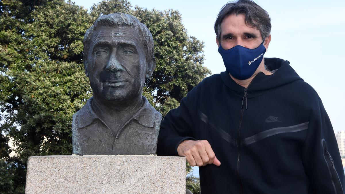 Valerón, junto a la estatua de Arsenio Iglesias en el paseo marítimo