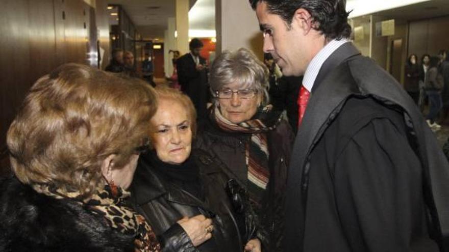 El padre de las niñas, a la derecha, accede a la sala de los juzgados de Valladolid.