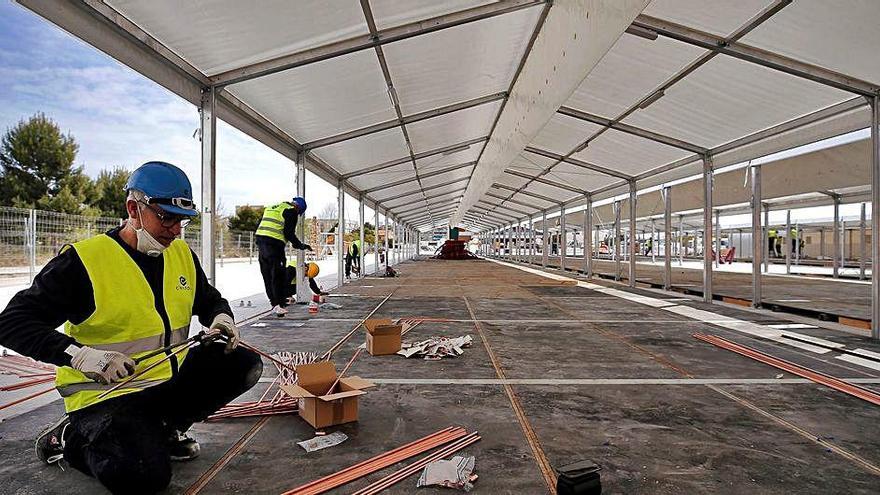 Técnicos trabajan para levantar un hospital de campaña en Valencia.