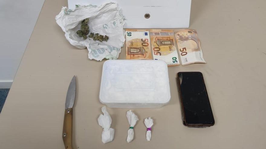 La droga, la navalla i els diners comissats per la Policia de Palafrugell als tres homes