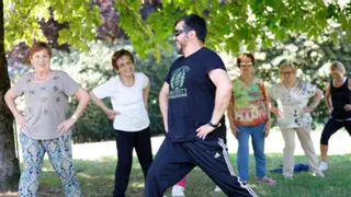 Para rejuvenecer, taichí en los parques de Avilés: "Combina la gimnasia suave con una minuciosa precisión postural y un aspecto meditativo"
