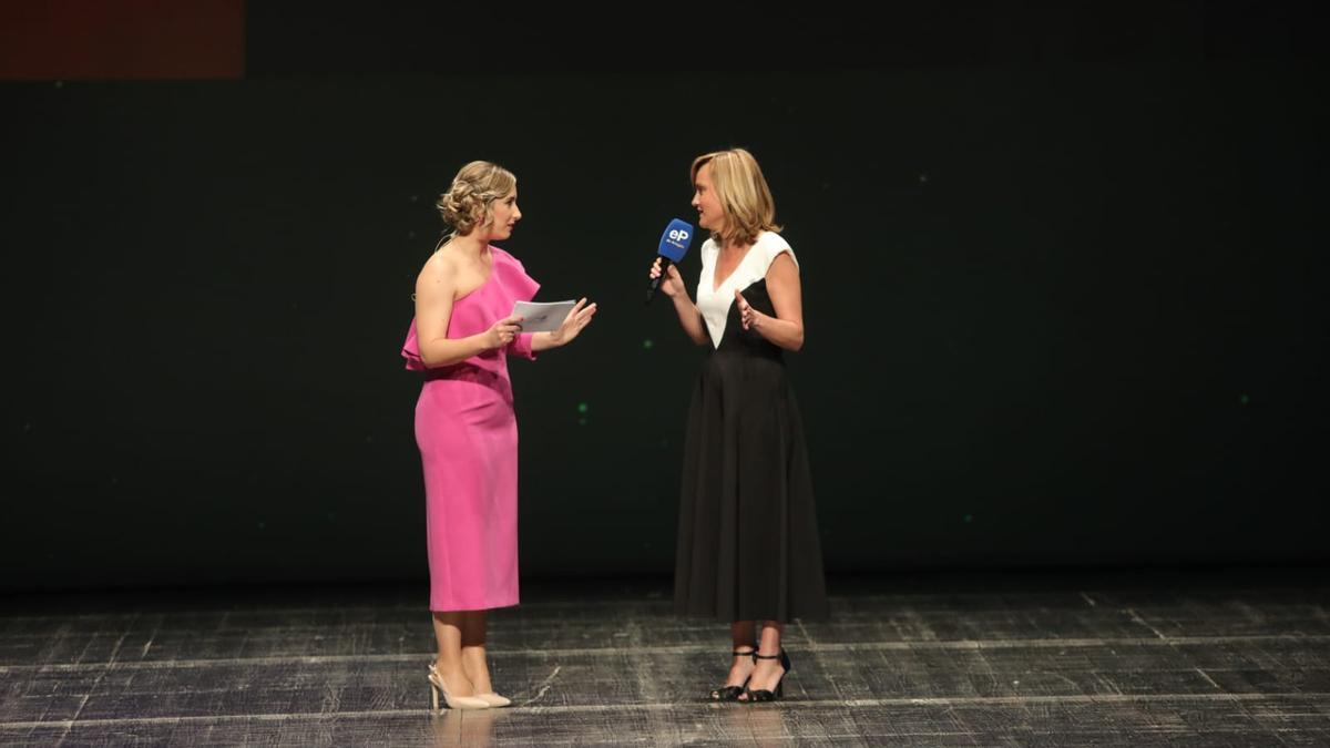 La ministra Pilar Alegría (dcha), junto a la periodista Laura Carnicero, en su intervención en los Aragoneses del Año.