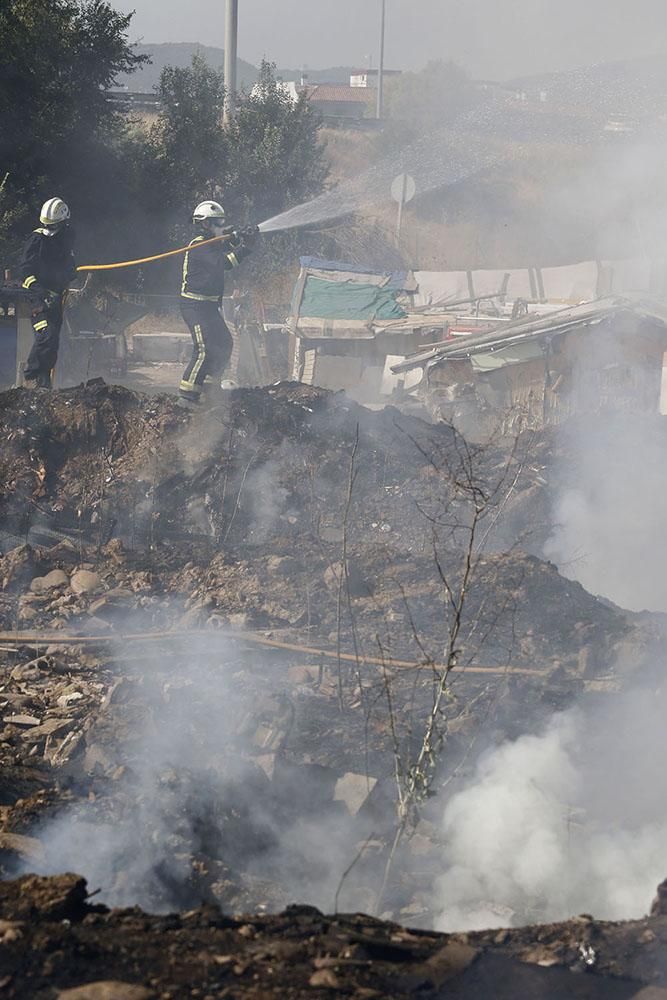 Incendio en el Camino de Carbonell junto a un asentamiento