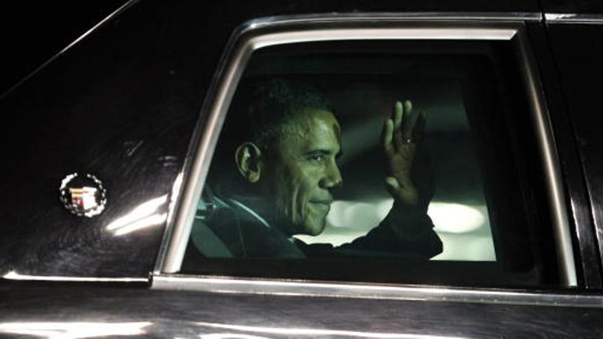 Barack Obama saluda a su llegada a Los Cabos.