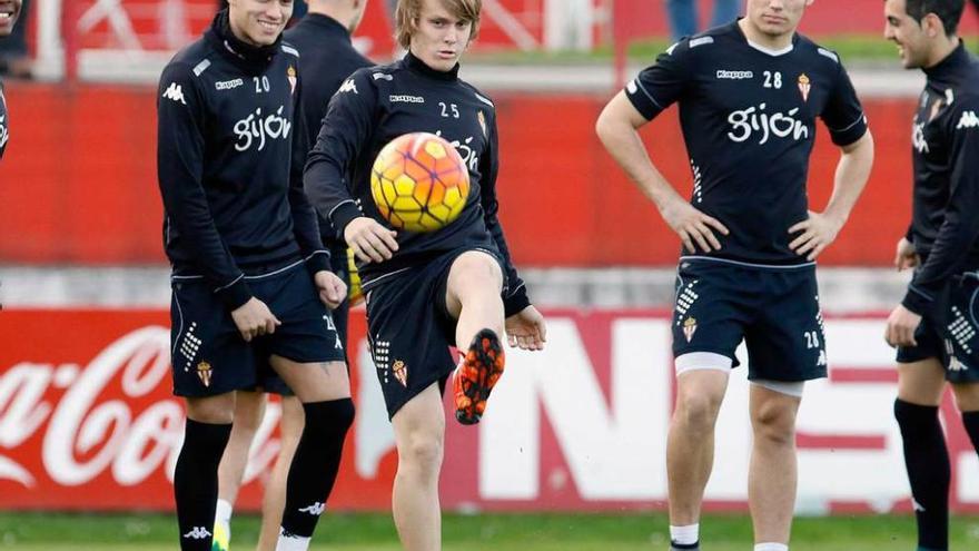 Halilovic golpea un balón en presencia de Sanabria y Meré.