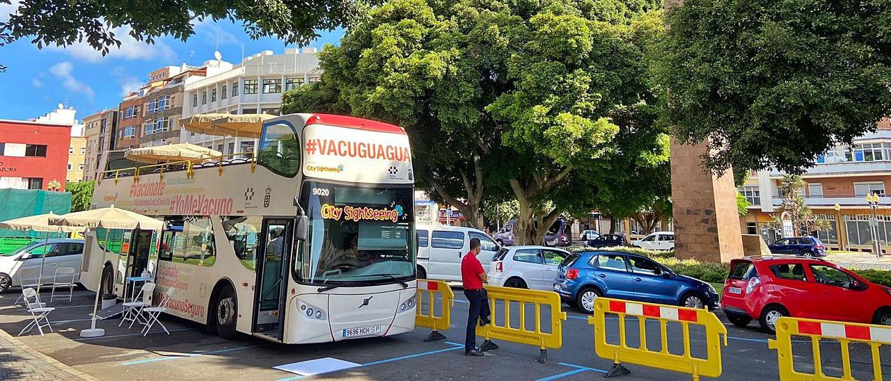 La ‘vacuguagua’, en la jornada de ayer, aparcada junto al Obelisco, en la capital grancanaria.