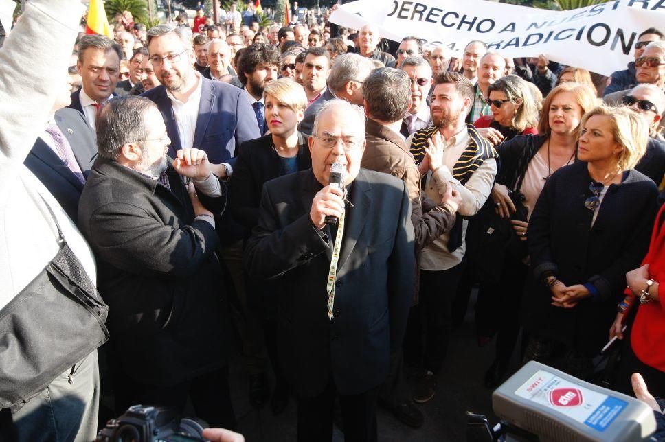 Los cofrades se manifiestan por la Semana Santa tradicional