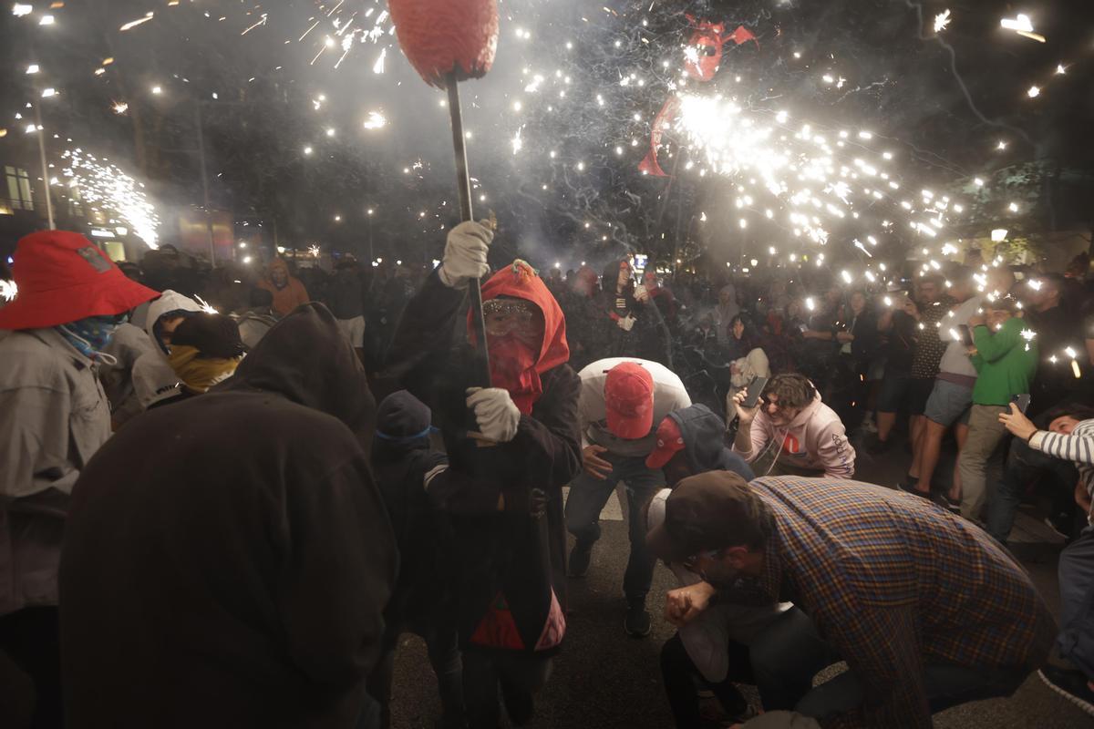 Los diables incendian el Passeig de Gràcia durante el correfoc de la Mercè.