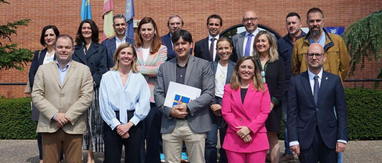 En primera fila, por la izquierda, Carlos Paniceres, Eva Pando, Borja Sánchez, María Fernández e Iván Aitor Lucas. En segunda fila, Beatriz Alejos, Mónica Pulido, Guzmán Veiga, Cristina González, Juan Antonio Baragaño, Javier Fernández, Mar Celemín, Juan Carlos Aguilera, Lidia Clara Rodríguez, Javier Fernández Lanero y José Manuel Zapico, en Llanera, en la sede de la Agencia de Ciencia