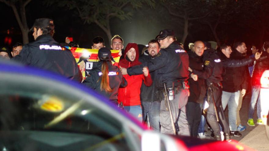 Los jugadores salen de Paterna escoltados por la policía