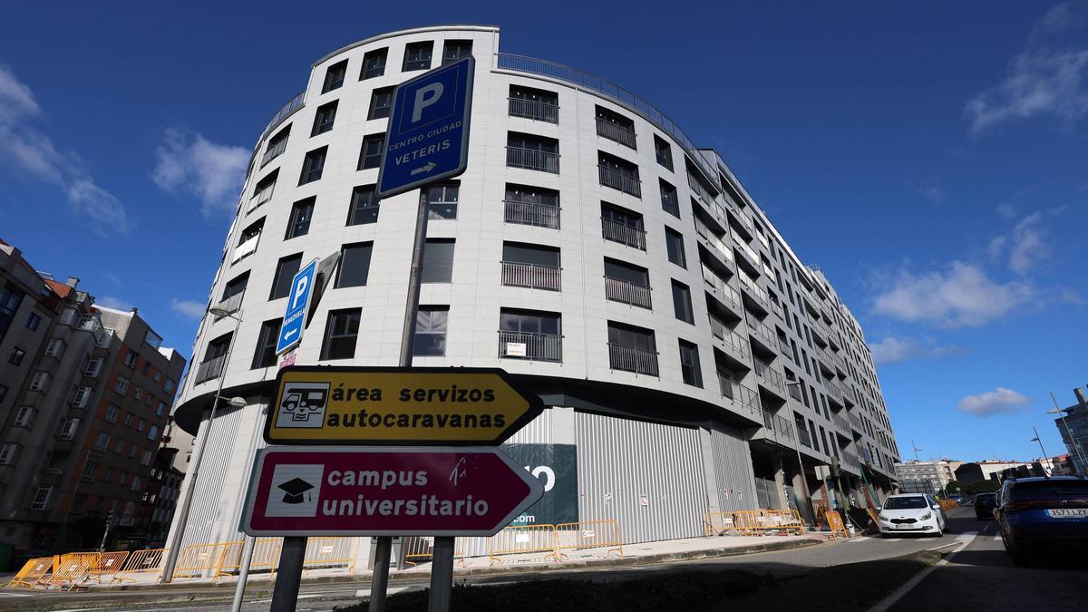 Edificio en la fase final de construcción en la calle Eduardo Pondal.