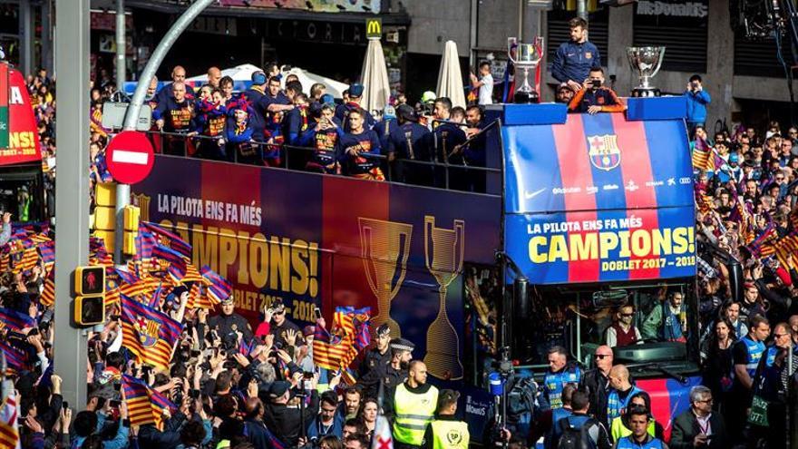 Baño de masas del Barça