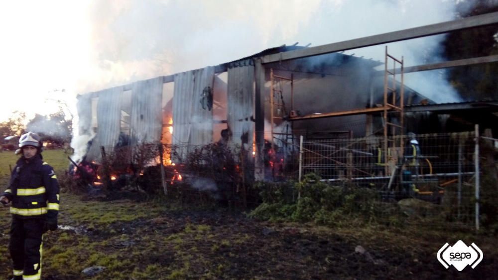 Sofocan un incendio en una nave de rollos de hierba de Castrillón